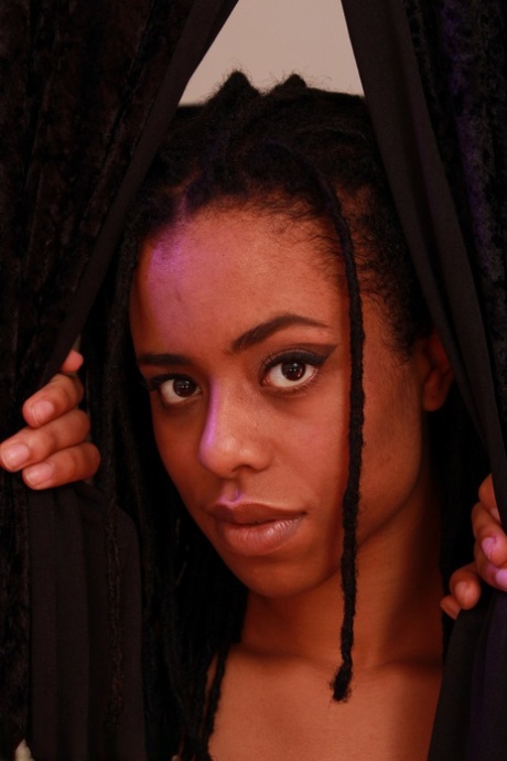 Vackra ebony ger en spektakulär interracial fotjobb och tar en ansiktsbehandling