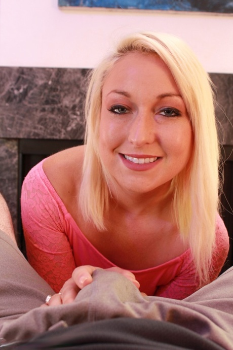 Blondine nyter doggystyle-sex i POV-perspektiv og får sæd i ansiktet