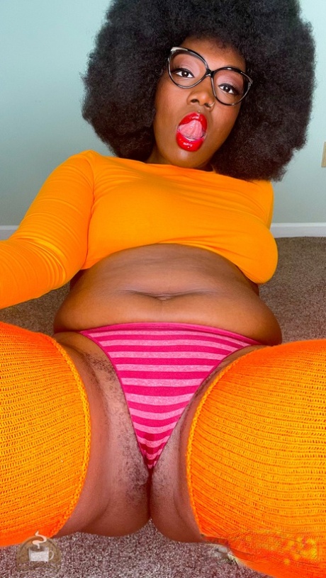 Negrita caliente con afro Chy Latte presenta sus tetas grandes y su agujero sabroso