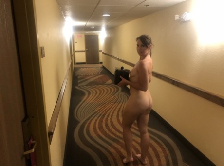 Curvy MILF Riley Jacobs showt haar buttplug en haar geschoren kutje