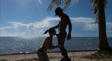 Saucy amatorski MILF Riley Jacobs obciąga nieznajomemu BBC na plaży