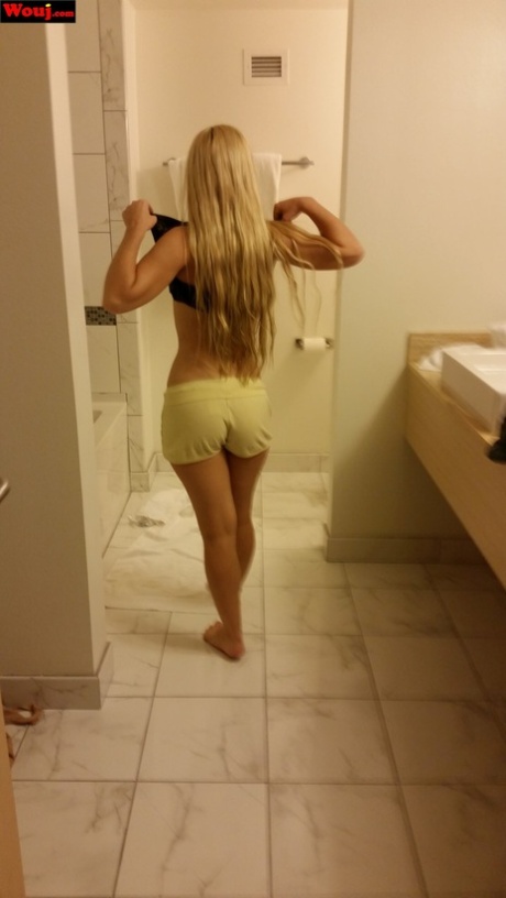 Blonde babe WouJ pronkt met haar grote kont terwijl ze zich uitkleedt in de badkamer