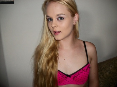 Sexy babe WouJ pronkt thuis met haar dikke kont in een zoete roze bikini