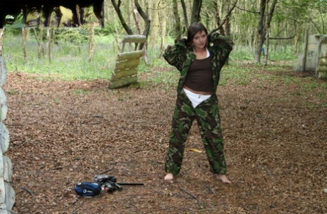 A mulher do exército madura e excêntrica Bhala Sada despe o seu uniforme ao ar livre