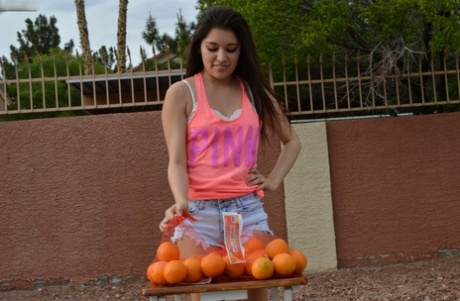 Vendedora de naranjas amateur provocando a un desconocido con su sexy escote