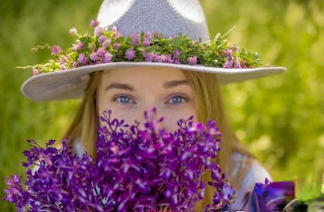 Milena Angel pose sans culotte au milieu de belles fleurs.