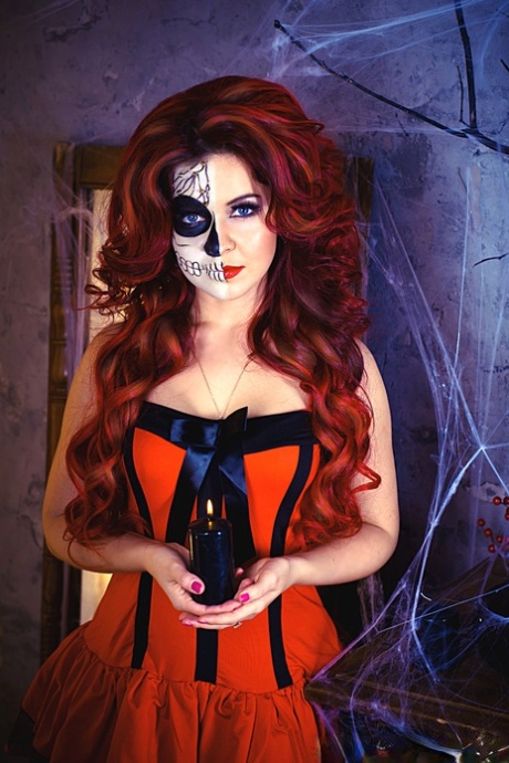 A amadora ruiva Yummy Alice exibe as suas curvas escaldantes na noite de Halloween