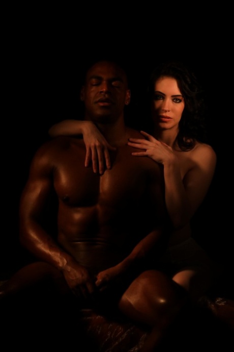 Petite babe Anna de Ville nyter sensuell sex mellom ulike raser med en svart mann.