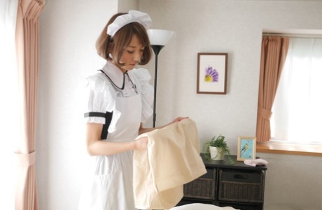 Den søte japanske hushjelpen Erina Takigawa tar av seg trusene og fingrer på fitta si