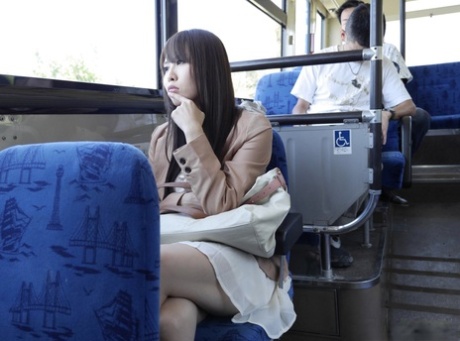 Schattige Aziatische Eri Makino krijgt gangbanged in het openbaar vervoer