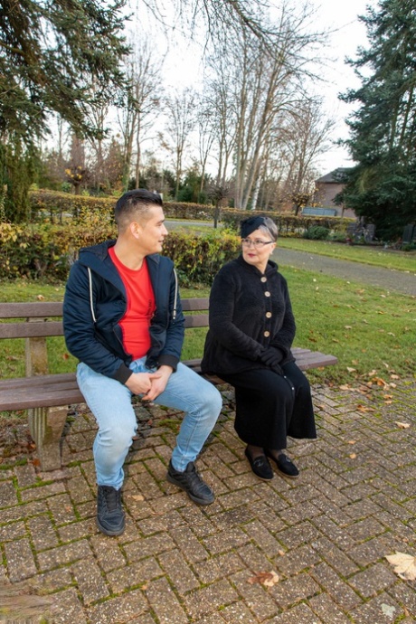 Mollige Oma mit Brille Petra zieht sich bis auf ihre Strümpfe aus und fickt einen jungen Kerl