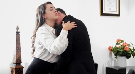 La secretaria Nicole Sage le hace una mamada caliente a su jefe y se la follan en la oficina