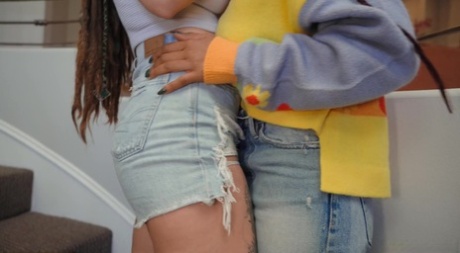 大胸女同性恋珍娜-福克斯（Jenna Foxx）和茵蒂卡-花（Indica Flower）互相舔舐对方的美味阴道