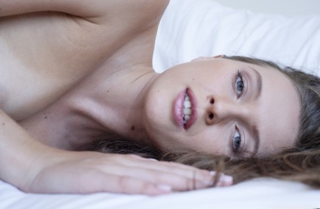 Adorable blauäugige Babe Lala Ivey neckt mit ihren natürlichen großen Titten auf einem Bett