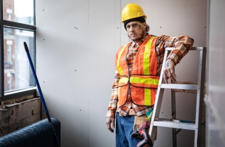 El trabajador de la construcción entintado Bo Sinn se folla al chico gay femenino asiático Dane Jaxson