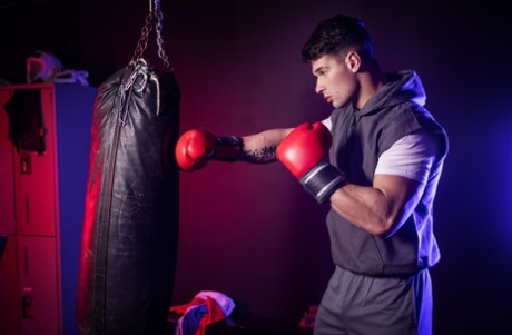 Les athlètes gays Malik Delgaty et Johnny Donovan baisent après leur entraînement