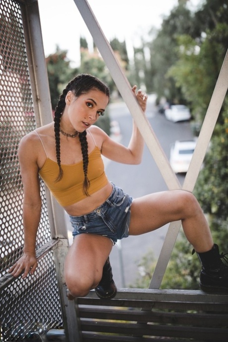 Brunette Pornoster Abbie Maley poseert heet in shorts & een bodysuit & geeft hoofd