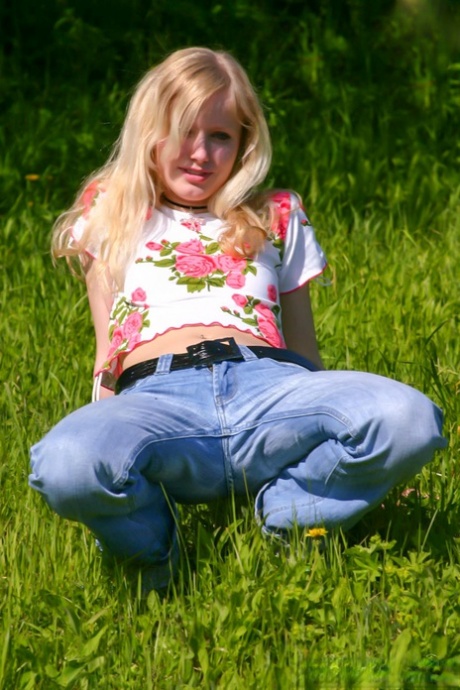 Den smukke blonde teenager Yana F viser sin lille nøgne krop frem udendørs