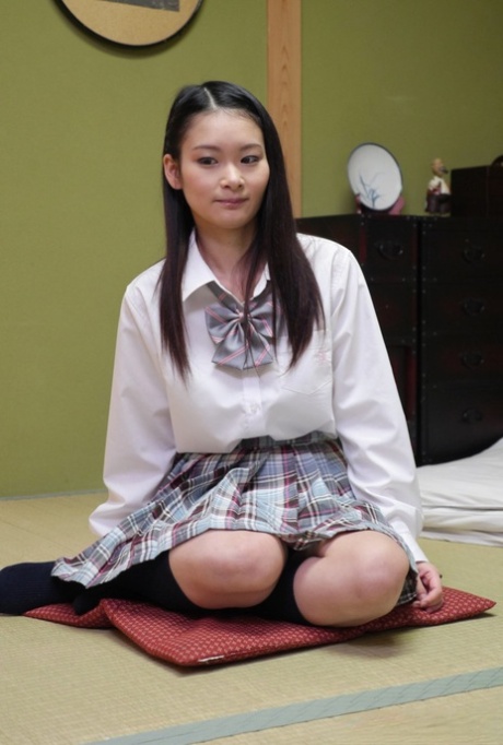 Fræk japansk skolepige Ako Nishino har vild sex med sin gamle lærerinde