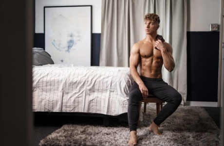 Atraktivní gay spolubydlící Devy & Felix Fox se francouzsky líbají a souloží na posteli