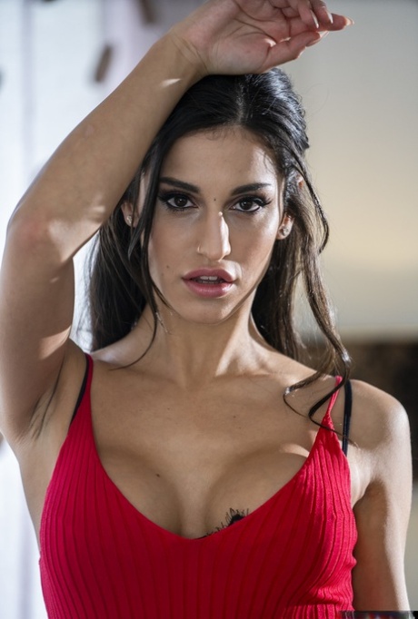 Das spanische Babe Natasha Lapiedra zieht ihr Kleid und ihre Dessous aus, um ihre großen Titten zu zeigen