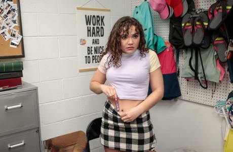 Polizistin Penny Barber lässt ihren Kollegen eine Schülerin wegen Ladendiebstahls knallen