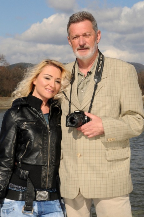 La minuta ungherese Cynthia Moore scopa un vecchio fotografo appena conosciuto
