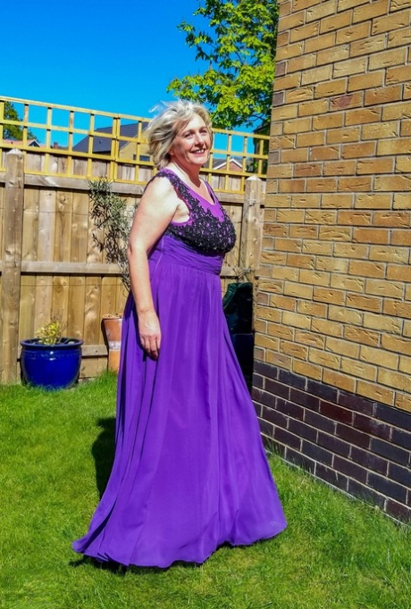 Mogna blonda Camilla Creampie visar upp en troslös kjol utomhus