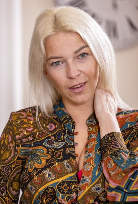 Krásná česká MILF Karol Lilien předvádí sexy striptýz v kozačkách