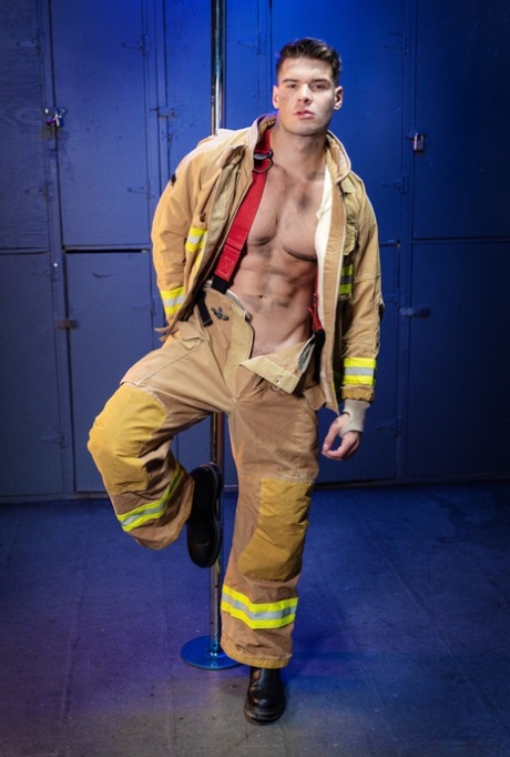 Мускулистый пожарный Малик Делгати занимается хардкорным анальным сексом с горячим твинком