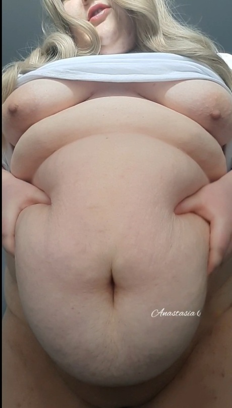 A loira gorda e madura Anastasia Gree provoca com as suas enormes mamas descaídas num solo