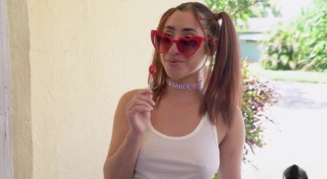 Sexy latina-tenåringen Kira Perez suger en diger pikk og tar den opp i fitta
