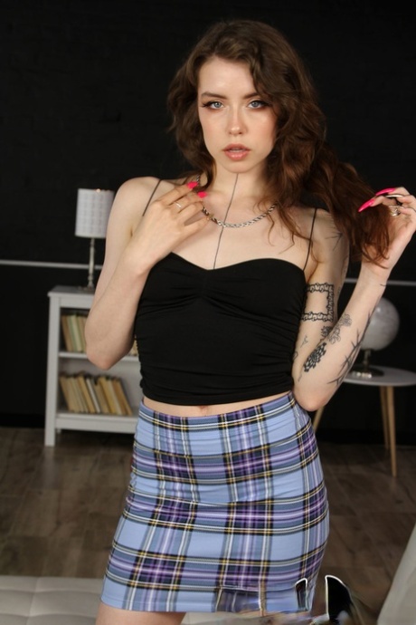 Canadese sexpot Eden Ivy gode di hardcore sesso anale con un nero stud
