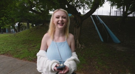 Curvy blonde tiener Carrie Sage onthult haar grote tieten en berijdt een lul in een busje