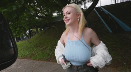 La blonde Carrie Sage dévoile ses gros seins et chevauche une bite dans un van