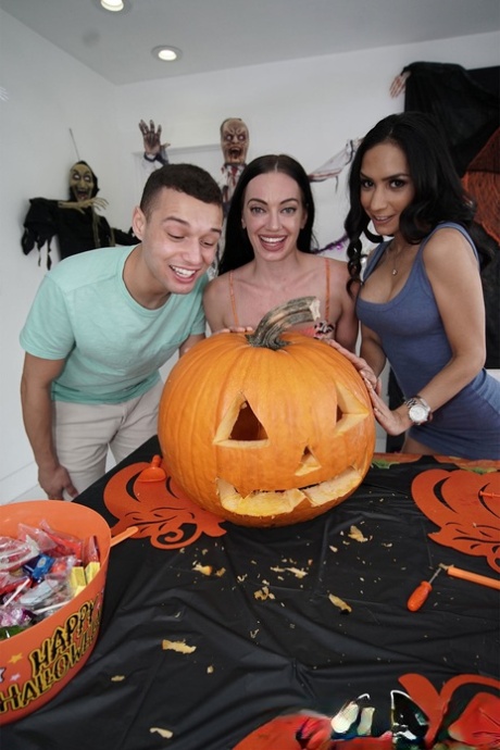 Tonåring med stora bröst Tia Cyrus blir knullad medan hon gör Halloween-dekorationer