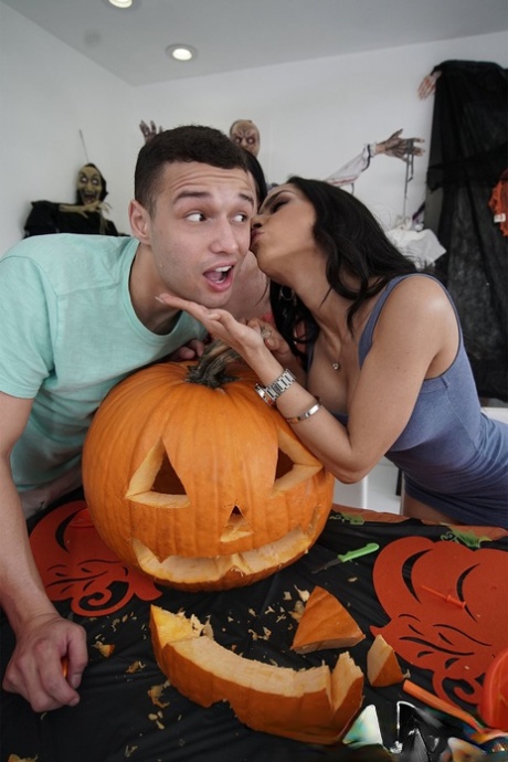 La teenager con le tette grosse Tia Cyrus si fa scopare mentre prepara le decorazioni di Halloween