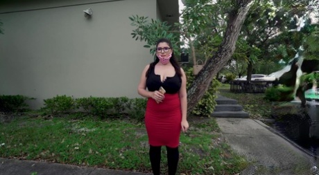 Nerd cachonda con tetas grandes Laila Lust es recogida y embestida en una furgoneta