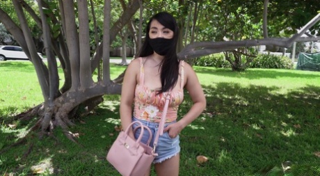 Roztomilá asijská teenagerka s velkým zadkem Mina Moon vystavuje svá velká prsa před van sexem