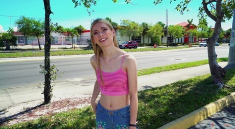 Americká teenagerka Ayn Marie, která se nechává šukat prstem a pérovat v cizí dodávce