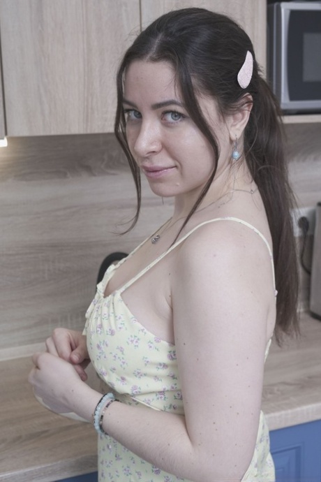 Brunette Russian Ally Breelsen Streifen in der Küche und reibt ihre haarige twat