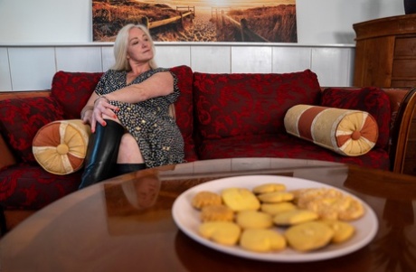 Voluptueuze moeder Lexxie Wilde stript en poseert naakt terwijl ze kipnuggets eet