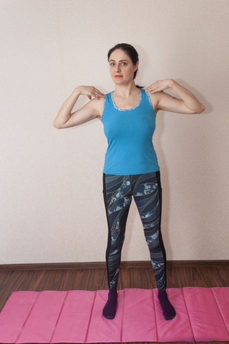 Amateur Malika Joy stript & toont haar harige poesje & oksels tijdens een yogasessie