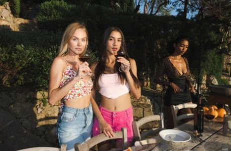 Lesbiske teenagere Nancy A & Vanessa Alessia gnubber og spiser hinandens elskovshuller