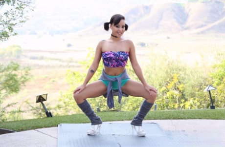 Sexy Latina Mia Austin stript naakt en vingert zichzelf