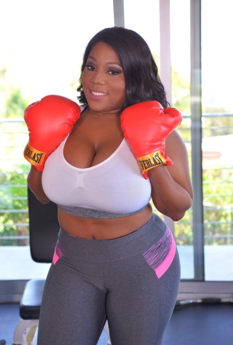 Rondborstige ebony bokser Ms Yummy geeft haar trainer een titjob & berijdt zijn witte lul