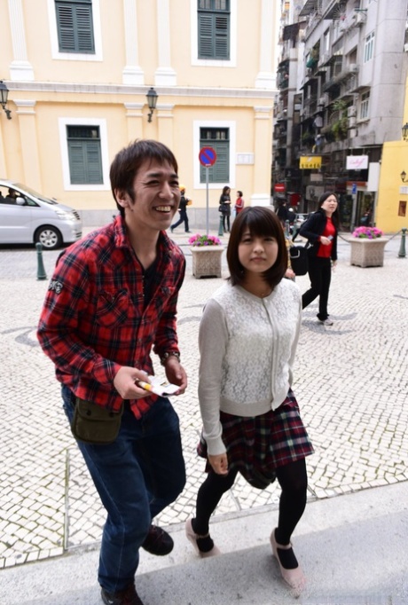 A japonesa Iku Sakuragi é fodida com os dedos, com a pila e com cremes num hotel