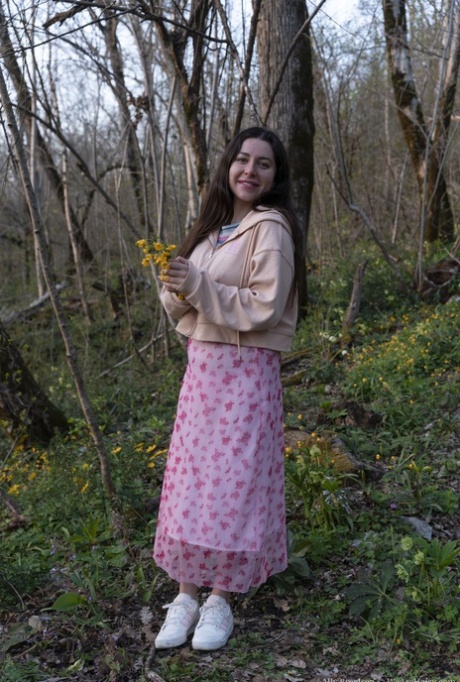 Russisches Babe Ally Breelsen zieht sich im Wald aus und spreizt ihren pelzigen Muff