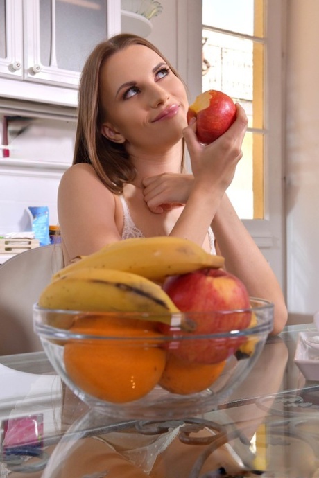 Hete Russische tiener Stella Flex probeert anale seks uit met haar man in de keuken