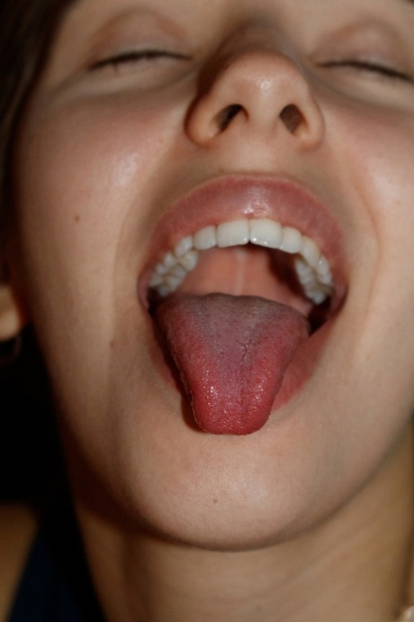 Den vakre baben Marcela Gaona stikker ut tungen og slikker på fingrene.